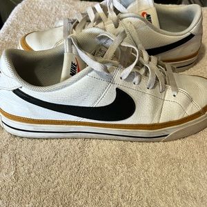 Nike Court Legacy